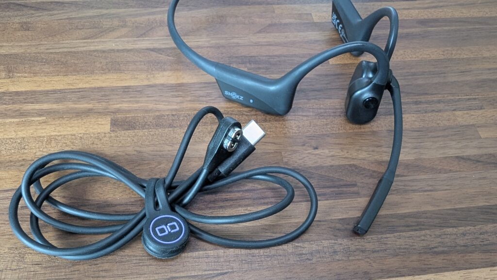 Shokz OpenComm と 専用充電ケーブル