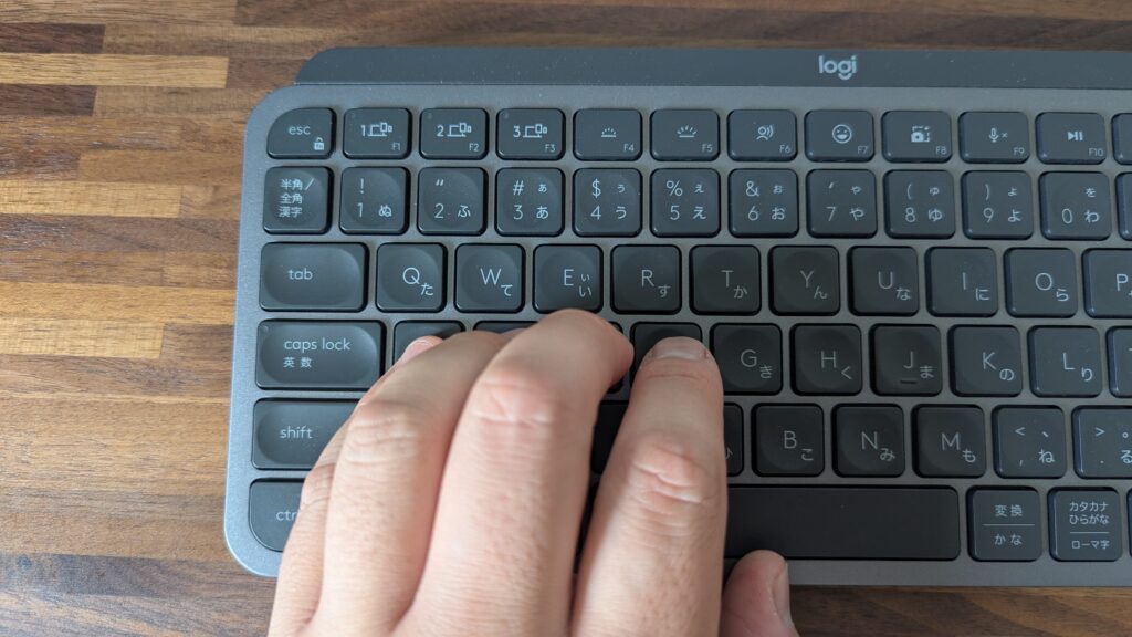 MX KEYS MINI と手のサイズ感