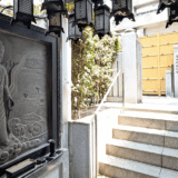 大阪・法善寺の水かけ不動明王を訪問！法善寺横丁の魅力と参拝方法を徹底解説