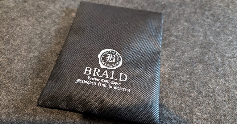 BRALDのロゴが入った梱包(外袋)の質感