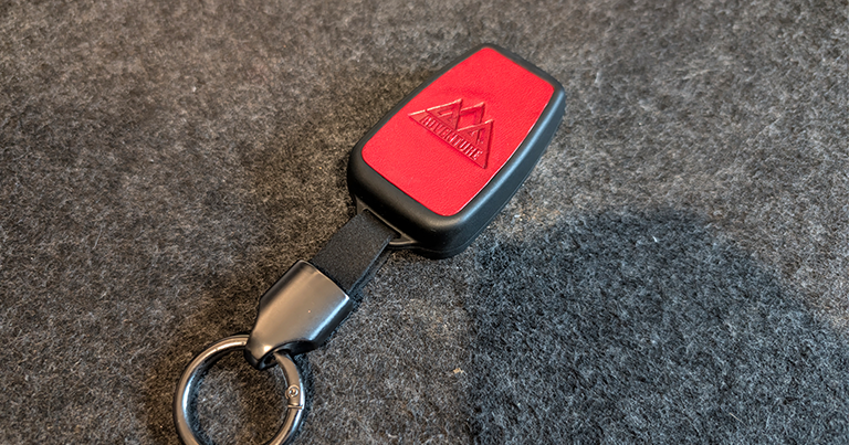 アドベンチャー刻印が入った赤レザーの質感