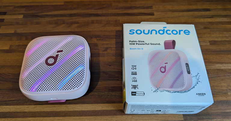Amazonのセールで購入したSoundcore Boom Go 3i。パッケージと本体を並べて撮影。