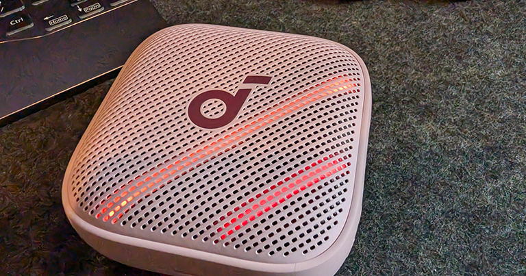 音楽を再生しているSoundcore Boom Go 3i