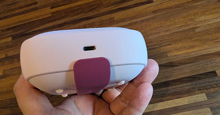 Soundcore Boom Go 3iのUSB-C端子とシリコンストラップ