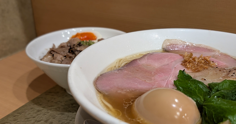 【大阪難波】なにわ麺次郎を訪問｜駅構内で味わう黄金貝ラーメンと炙りチャーシュー丼